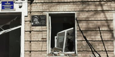 Обстріл Покровська: меморіальна дошка на честь полеглого воїна вціліла після ударів РФ (відео)