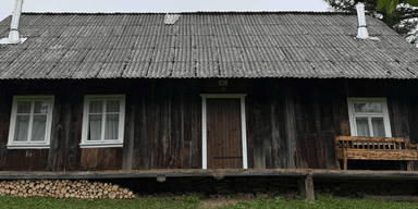 Люди не верят своим глазам, когда заходят в старый дом в селе (фото)