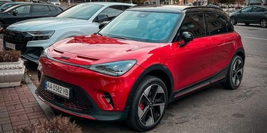 Нетиповий дизайн і понад 400 сил: в Україну привезли перший кросовер Smart (фото)