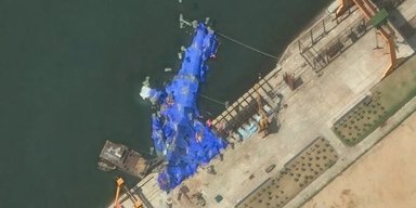 Провал со спуском корабля: в КНДР достают на поверхность рухнувший в воду эсминец (фото)
