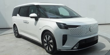 Розкішний салон і запас ходу 820 км: перший мінівен Volvo показали до прем'єри (фото)