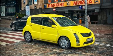 Недорогий раритет: у Києві помітили маловідому "експериментальну" Toyota 2000-х (фото)