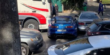 У Києві некерована вантажівка протаранила колекційний спорткар Toyota (відео)