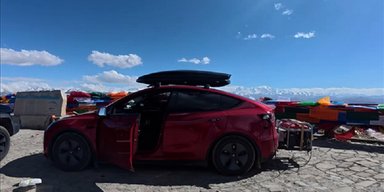 Витратив $390: мандрівник самотужки перетворив Tesla на гібрид для подорожі в Тибет (фото)