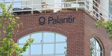 Конспиролог Дотком обвинил Palantir в разработке ядерного оружия для Украины