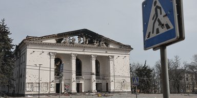 "Не документальное кино": создатели "Юрика" пообещали мариупольцам изменить фильм (видео)