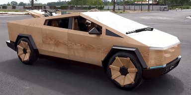 Не отличить от оригинала: пикап Tesla Cybertruck воссоздали из дерева (видео)
