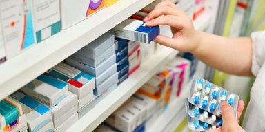 Без обсуждений и надлежащих процедур: эксперт указал на риски инициативы по продаже лекарств на АЗС