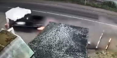 Нетвереза водійка знесла блокпост на Закарпатті: з'явились кадри смертельної ДТП (відео)