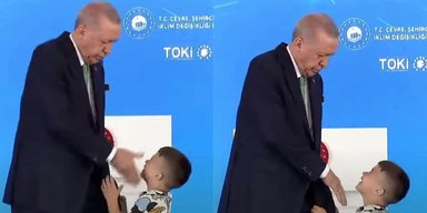 Эрдоган публично дал пощечину маленькому мальчику, который не поцеловал ему руку (видео)