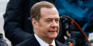Випиває, а потім постить: Медведєв пише скандальні пости після поставок вина з Італії, — ЗМІ