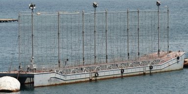 В оккупированной Керчи россияне прикрыли бухту завода "Залив" корабельным щитом  (фото)