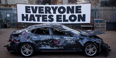 Протестувальники розбили кувалдами електрокар Tesla: до акції долучилися українці (відео)