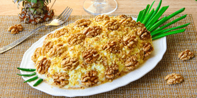 Салат із куркою, ананасами, печерицями та сиром: рецепт святкової страви