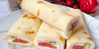 Просто и изысканно: рецепт рисовых блинчиков с красной рыбой