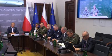 "Можливі найгірші сценарії": Туск відреагував на російські удари дронів поблизу Польщі
