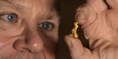 "Открытие всей жизни": охотник за сокровищами нашел в земле золото (фото)