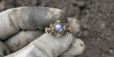 Немовби щойно від ювеліра: в Норвегії розкопали золоту прикрасу (фото)