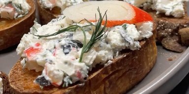 Перекус на скорую руку: рецепт бутербродов с сыром и крабовыми палочками