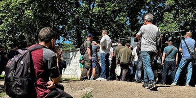 Военнообязанные "штурмуют" ТЦК. Кто стоит в очередях и нужно ли бояться штрафов до 18 мая