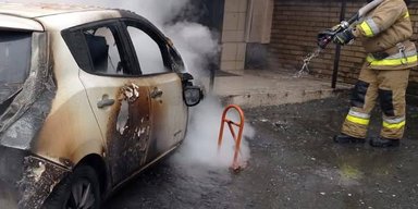 В центре Киева после взрыва загорелся автомобиль, на месте работают правоохранители (фото, видео)