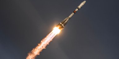 Россия запустила в космос ракету "Союз" с военными спутниками: что известно
