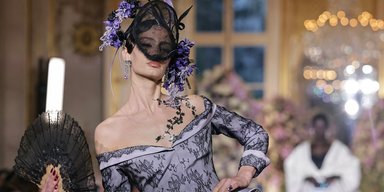 В духе сериала Netflix: в Париже прошел модный показ по мотивам "Бриджертонов" (видео, фото)