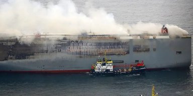 Пожежа на судні в Нідерландах: згорілий корабель з авто відтягнули в безпечне місце (відео)