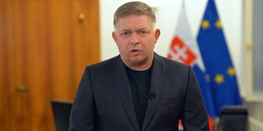 "Кровожерливі виродки": Фіцо на пресконференції публічно накинувся на журналістів (відео)