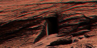 На Марсе нашли еще одну загадочную дверь: марсоход Curiosity сделал снимок в кратере Гейла (фото)