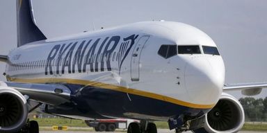 Хаос на борту Ryanair: пассажиры в самолете подрались из-за плача ребенка (фото)