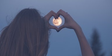 Романтична пора: кому зі знаків Зодіаку пощастить у коханні влітку 2025 року