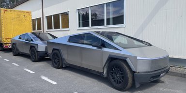 Прямували до РФ: у Литві митниця конфіскувала два пікапи Tesla Cybertruck (фото, відео)