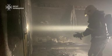 У роздягальні спортзалу вибухнув повербанк: у школі на Київщині спалахнула пожежа (фото)