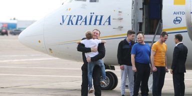 День слез и радости. Фоторепортаж: как Украина встретила вернувшихся из российского плена