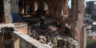 "Доставали бабушек, у них двери выбило": жители Днепра рассказали о прилете ракеты (видео)