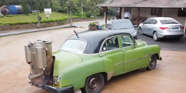 Обнаружен старинный Chevrolet, который почти 50 лет ездит на дровах (видео)