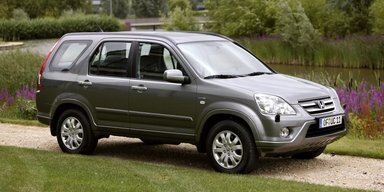 Старий Honda CR-V перетворили на будинок на колесах з ліжком і холодильником (відео)
