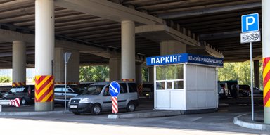 В Одессе 23-летняя девушка обворовывала водителей на фейковой парковке: сколько она "заработала"