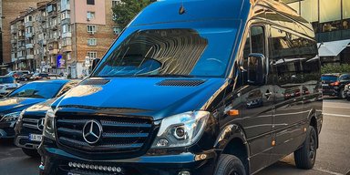 Розкішна "маршрутка": у Києві помітили ексклюзивний Mercedes Sprinter за $200 000 (фото)