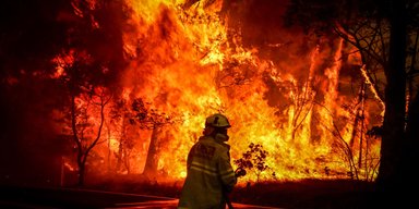 Библейский потоп в Англии и Сидней в огне. Фоторепортаж: как вода и пламя бушуют на планете