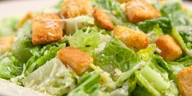 С вкусной заправкой: как приготовить салат Цезарь по классическому рецепту
