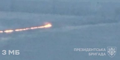 Вогняний слід: у Президентській бригаді показали, як влучили FPV у транспорт РФ (відео)