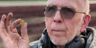 Пенсионер нашел в поле древнюю монету, продал ее и неожиданно разбогател (фото)