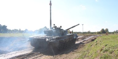 Розібралися з "Примарним гонщиком" і "хробаком": дрони ЗСУ уразили танки ЗС РФ (відео)