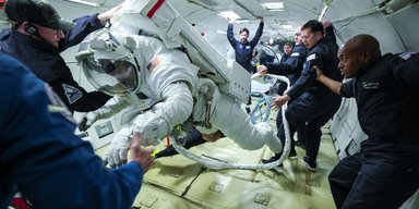 Новий скафандр для астронавтів NASA пройшов випробування в невагомості (відео)