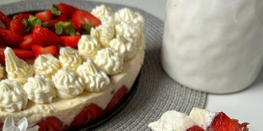 Клубничный торт: рецепт десерта, который тает во рту