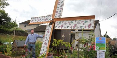 Без кредитов: британец построил ветряную мельницу, добывающую электричество для дома