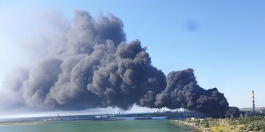 Вибухи в Криму: у Керчі палає ТЕЦ, шлейф диму розтягнувся на 47 кілометрів (відео)