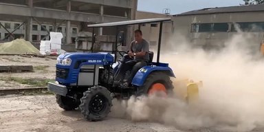 В Україні стартувало виробництво електричних тракторів із сонячними батареями (фото)